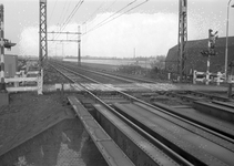 167622 Gezicht op een spoorwegovergang te Rijswijk (Z.H.).